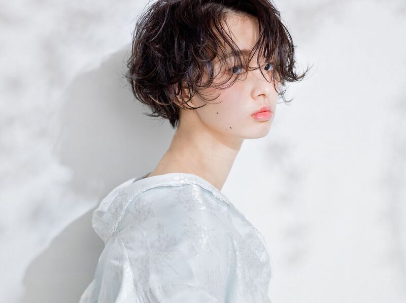 ショートヘアの女性の写真