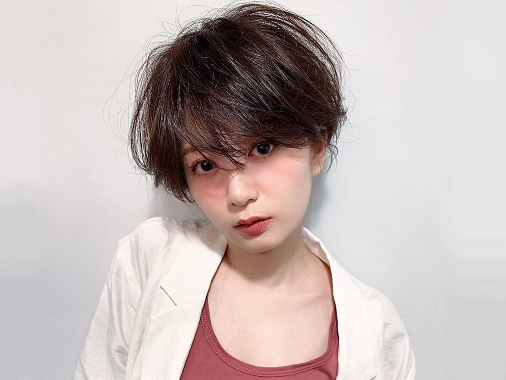 ショートヘアの女性の写真