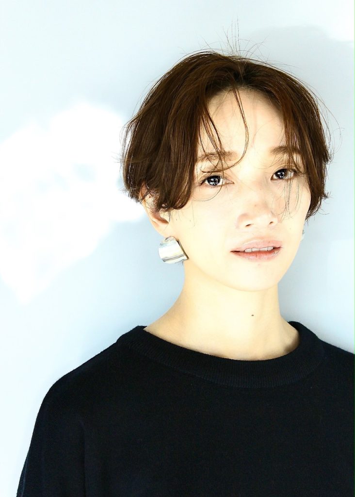 ショートヘアの女性の写真