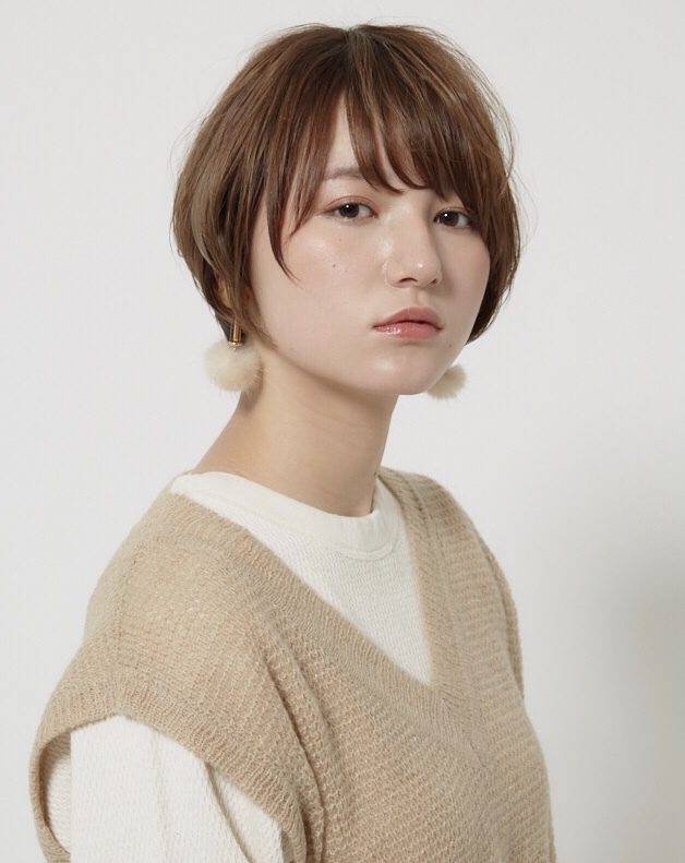 ショートヘアの女性の写真