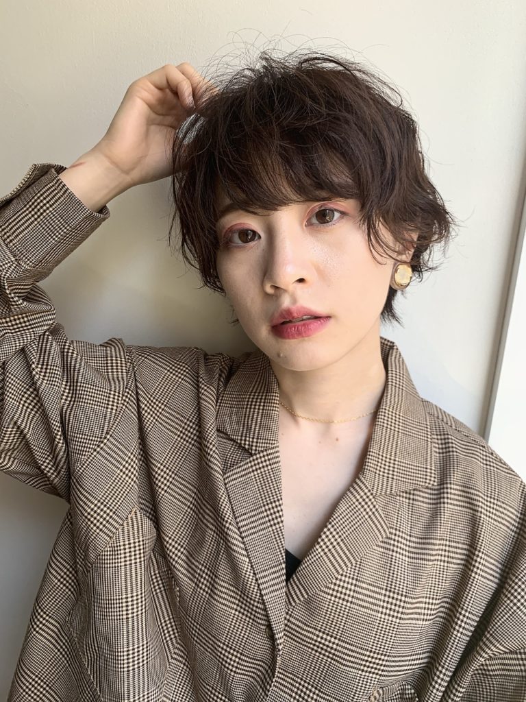 ショートヘアの女性の写真