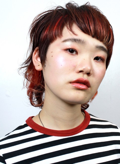 ショートヘアの女性の写真