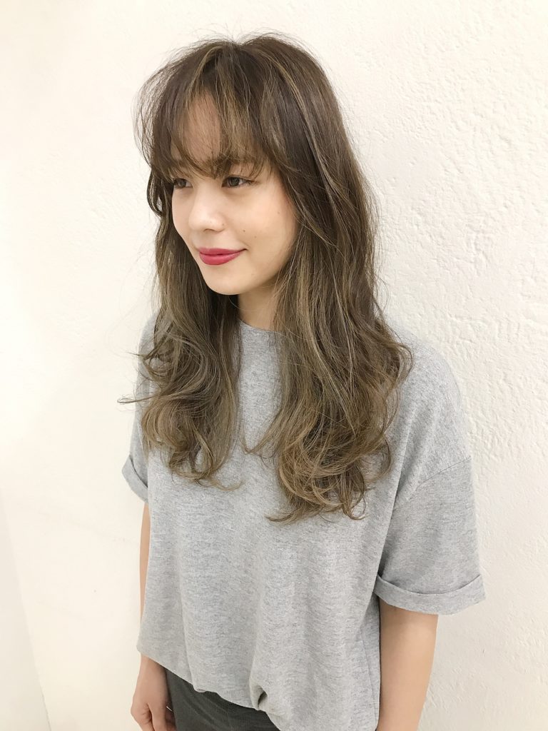 ロングヘアの女性の写真