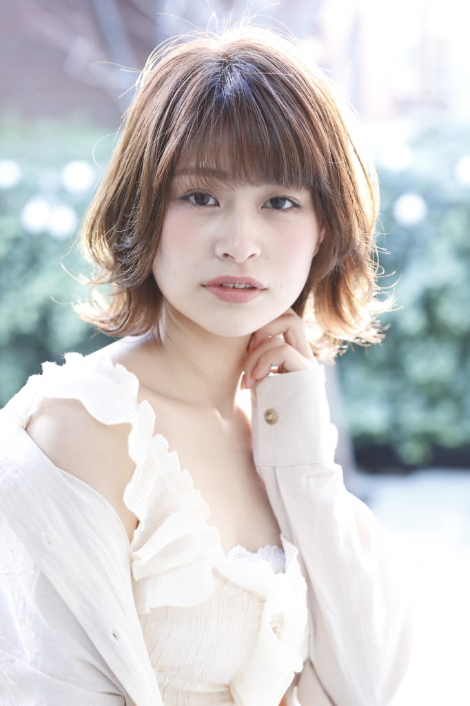 ショートヘアの女性の写真