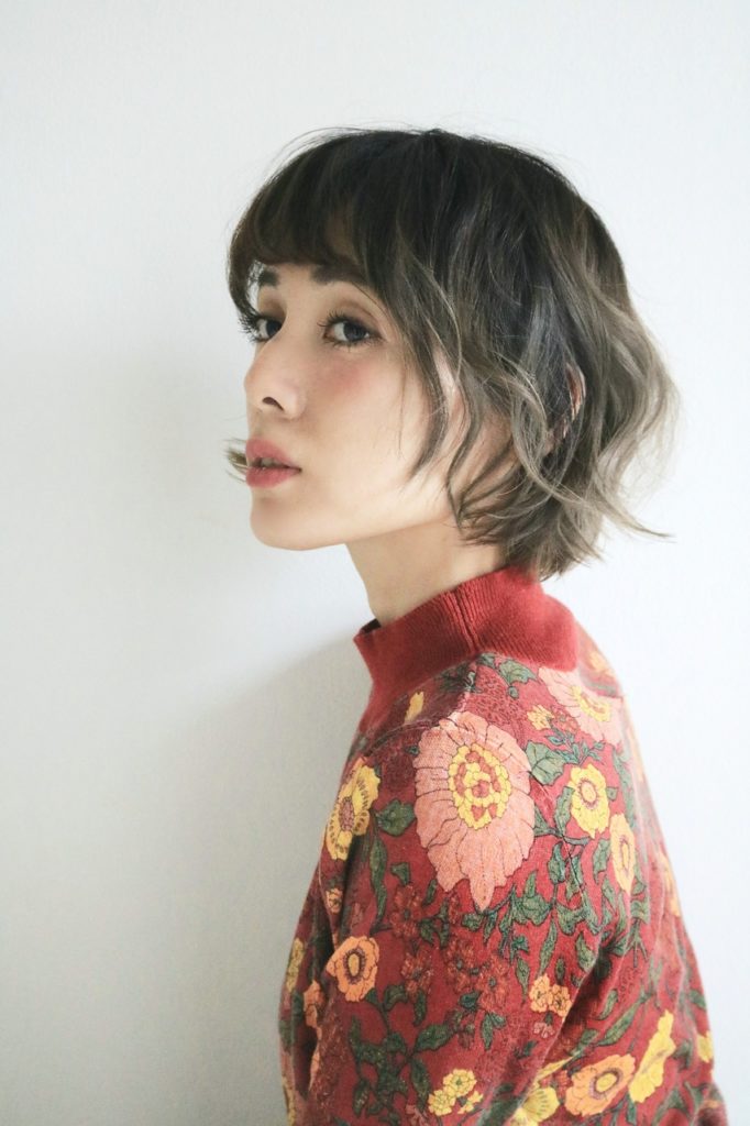 ショートヘアの女性の写真