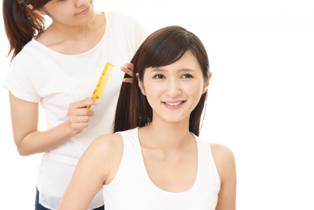 スタイリストと女性客の写真