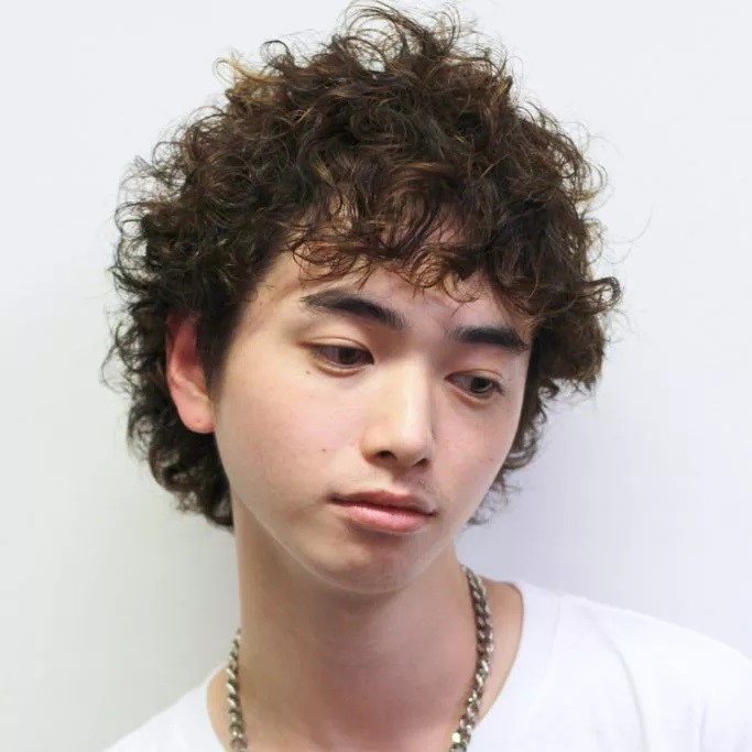 メンズパーマスタイルの男性の写真