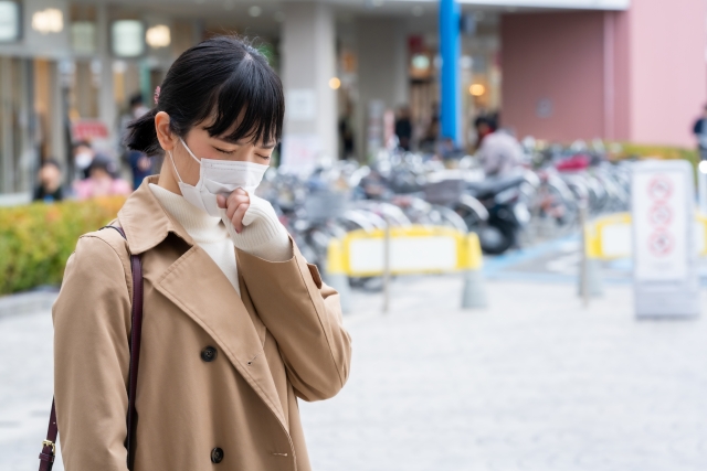 咳をする女性の写真