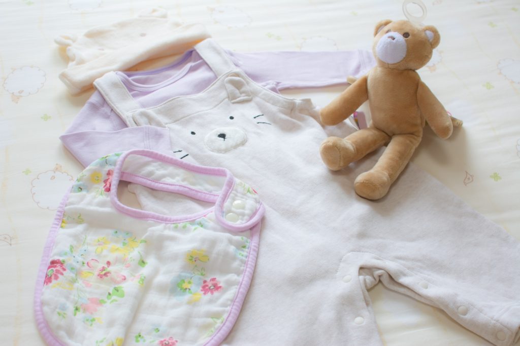 子供服と熊の人形の写真
