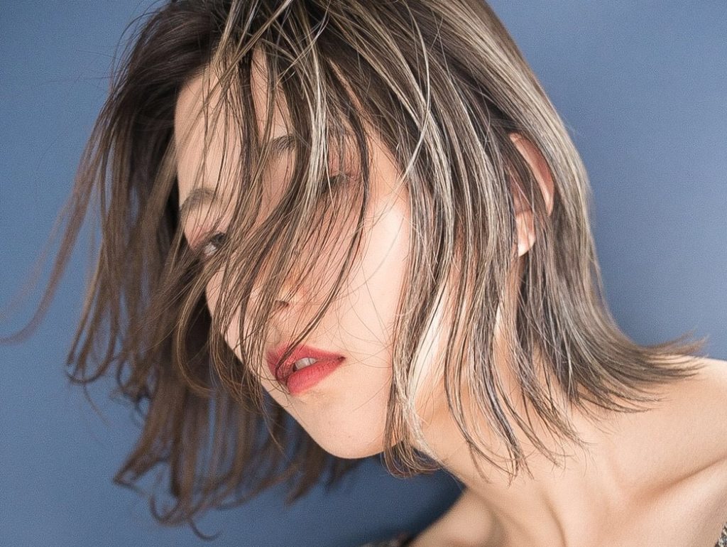 毛先がキレイになびいているショートボブの女性の写真