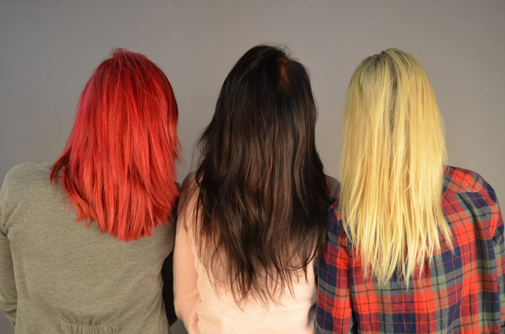 それぞれレッド、ブラウン、ゴールドのヘアカラーをした3人の女性達の写真