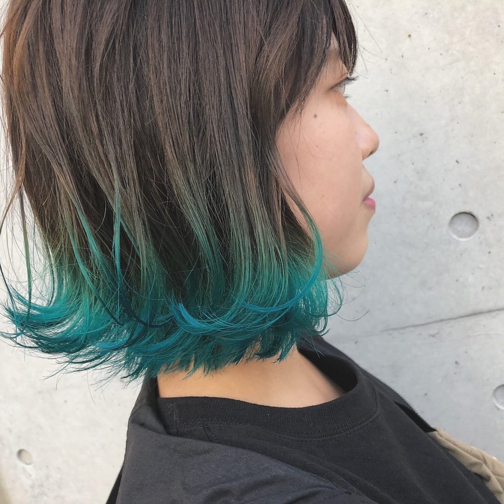 グリーングラデーションカラーの女性の写真