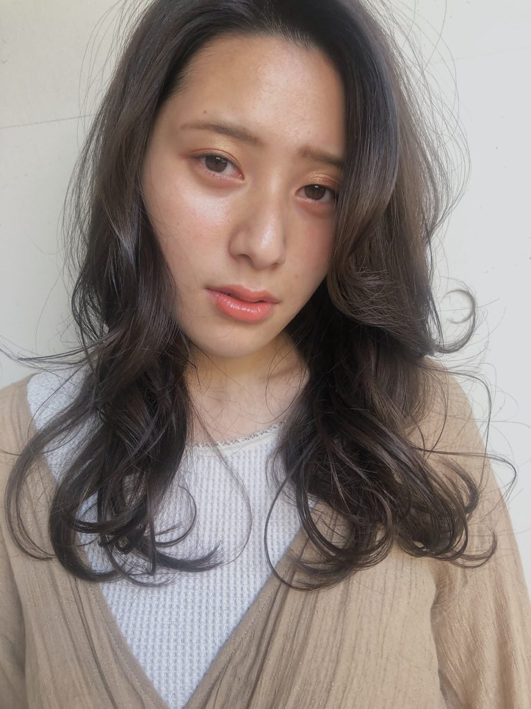 ツヤのあるグレージュカラーの女性の写真