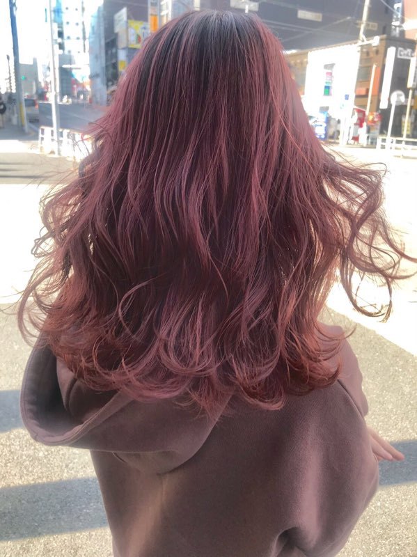鮮やかなピンクヘアカラーの女性の写真