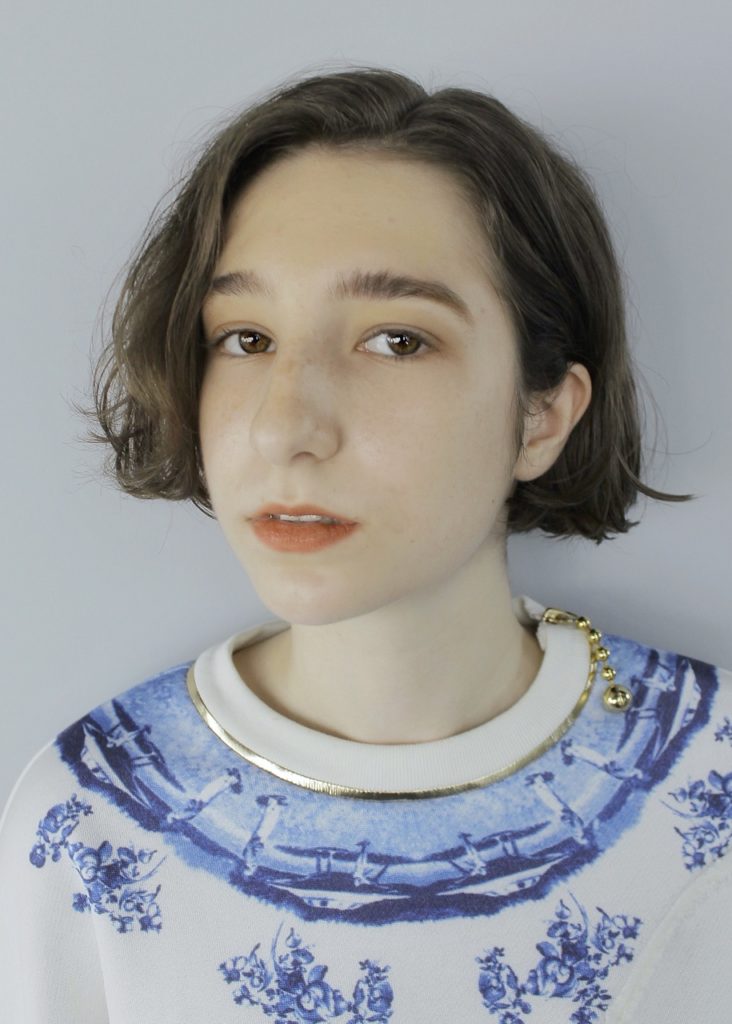 ウェーブがオシャレなボブヘアの女性の写真