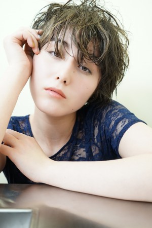 クセを生かしたショートヘアの女性の写真