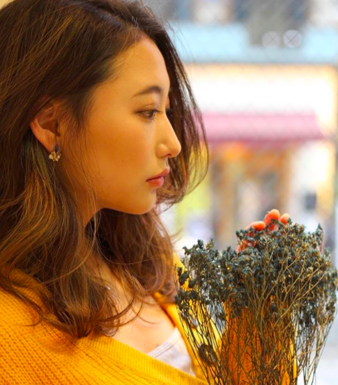 花束を持つ女性の写真