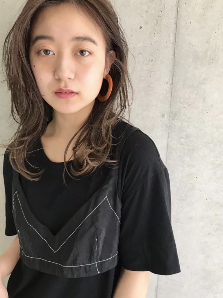 黒いを着たミディアムヘアの女性の写真
