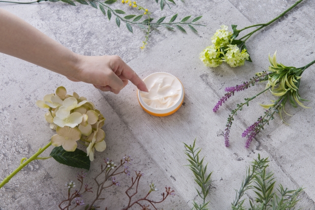 植物とトリートメントと女性の指