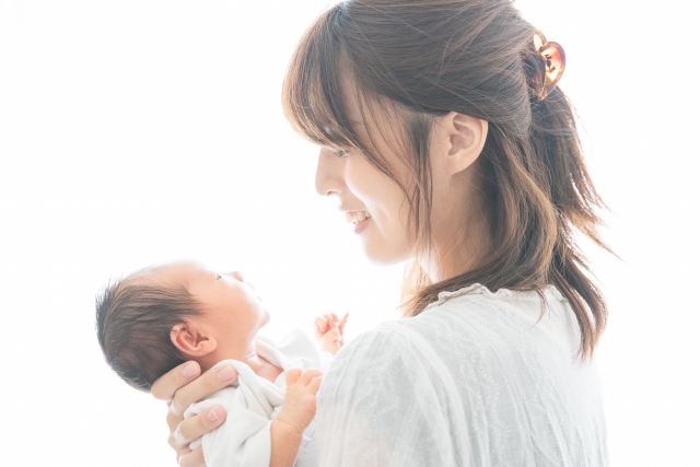 赤ちゃんを抱くお母さん