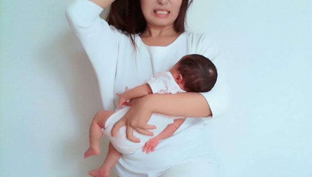育児にストレスを抱える女性の写真