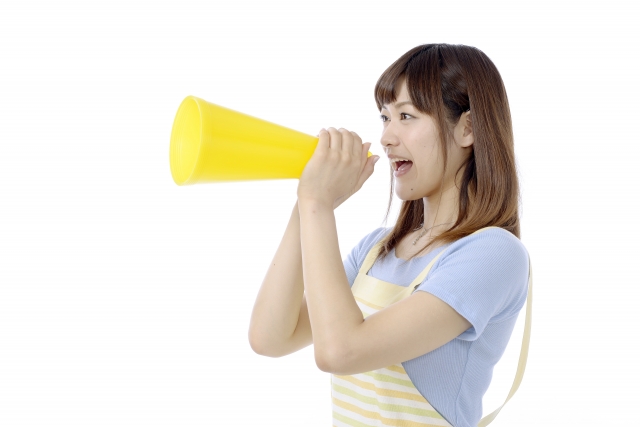 メガホンを持つ女性の写真