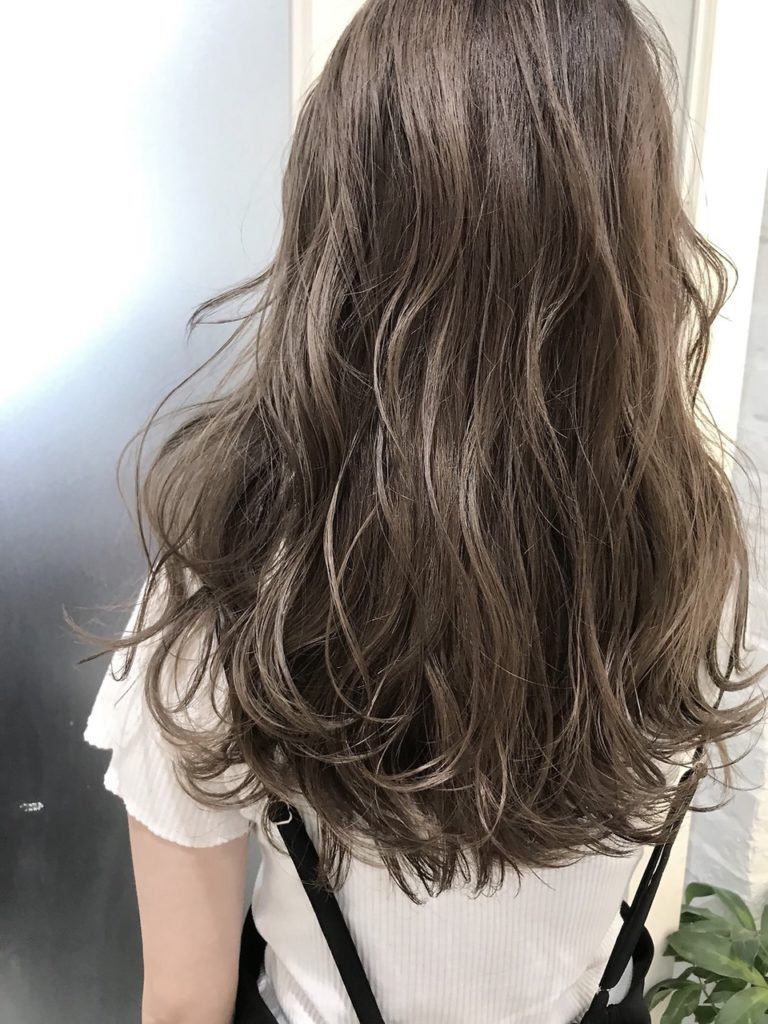 洗練されたアッシュカラーの女性の写真