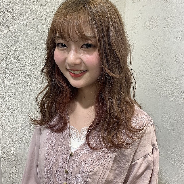 ふんわりと柔らかいキャメルブラウンのオンブレをした女性の写真