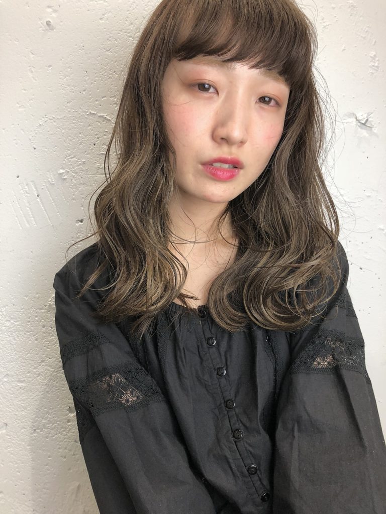ふんわりと柔らかく流した前髪が印象的な女性の写真