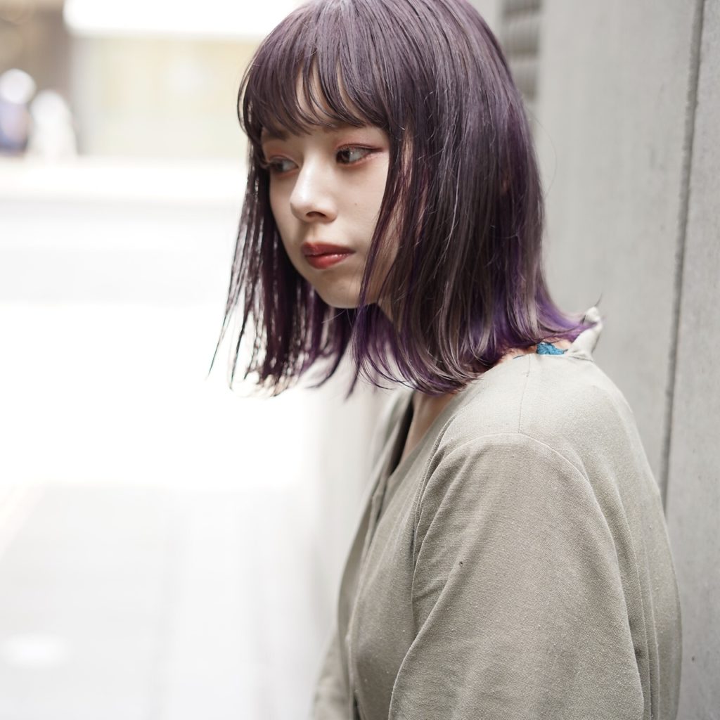 落ち着いた暗めパープルブラウンのオンブレをした女性の写真