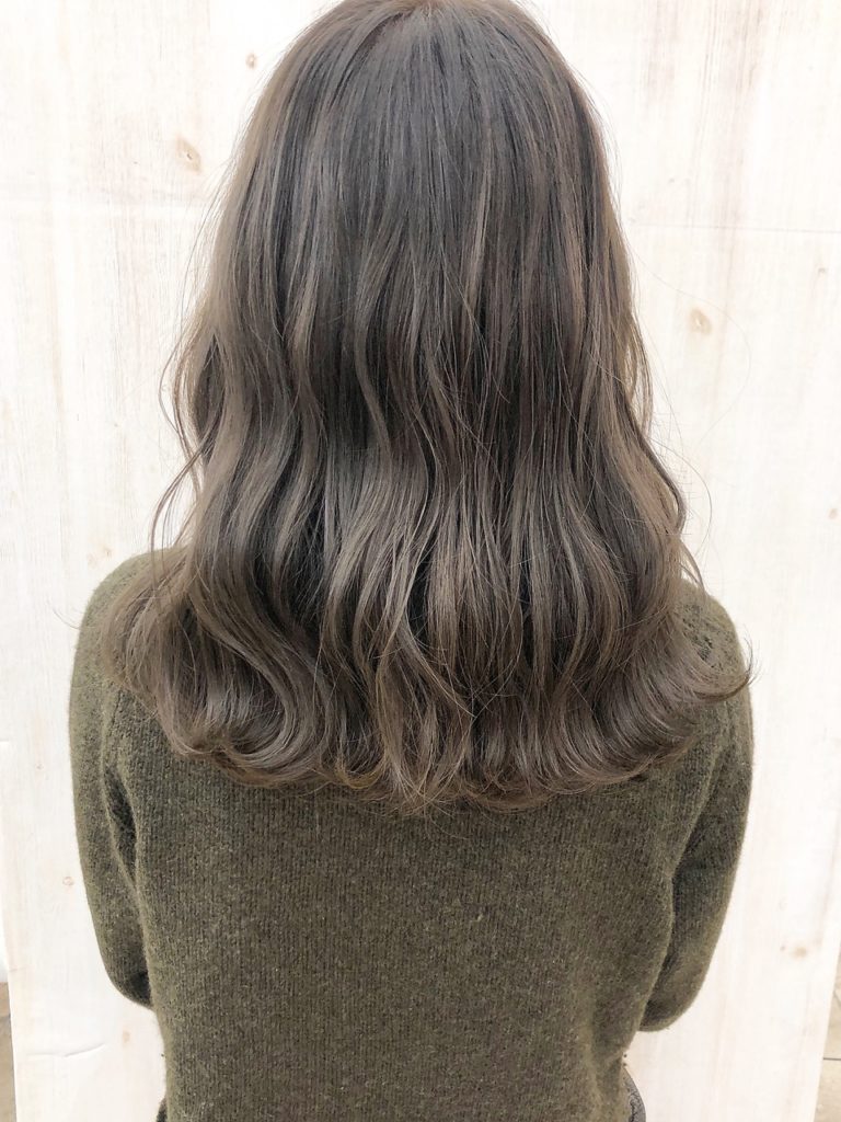 揃ったゆるめのウェーブがとてもキレイなミディアムヘアの女性の写真