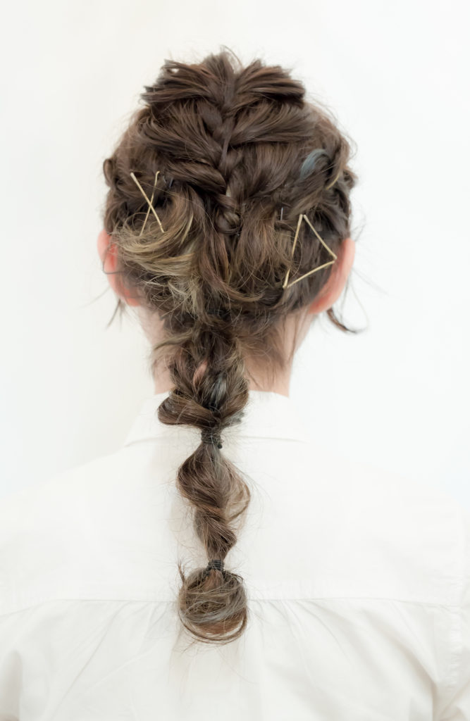 ぽこぽことした玉ねぎのようなシルエットのヘアアレンジをした女性の後ろ姿の写真