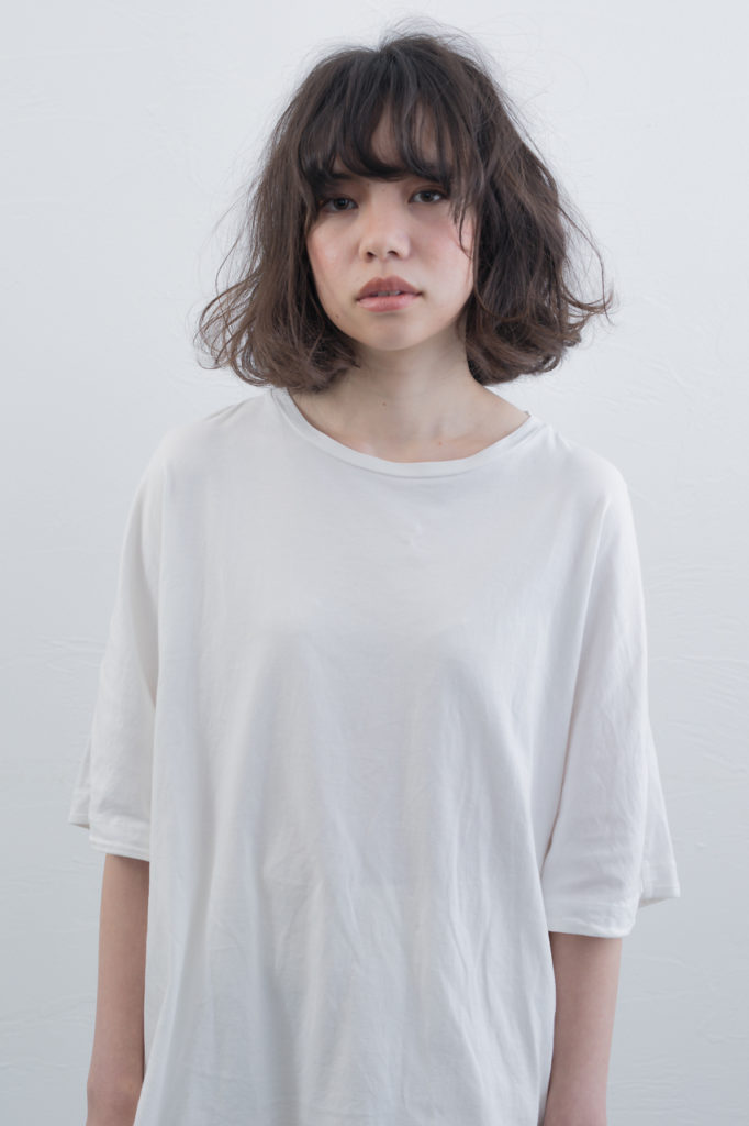 ふんわりカールでボリュームたっぷりなボブヘアの女性の写真