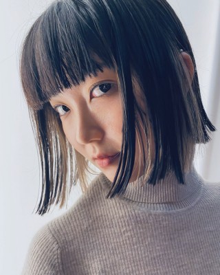 パツっとしたラインのストレートボブヘアの女性の写真