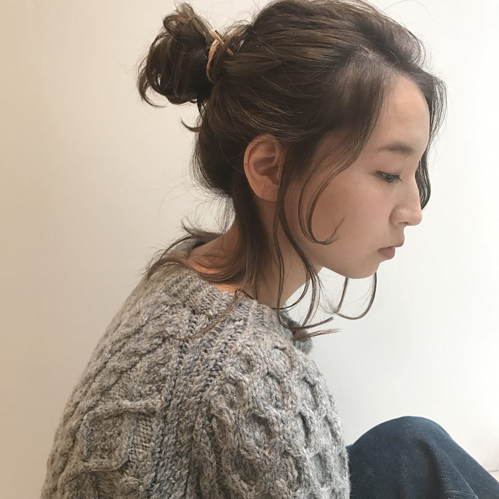 ざっくりとしたお団子のヘアアレンジをした女性の横顔の写真