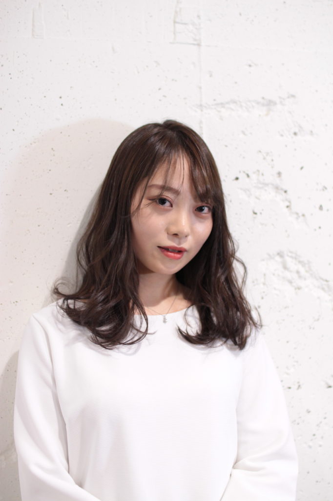 ミックスカールのバランスがとても上品なロングヘアの女性の写真