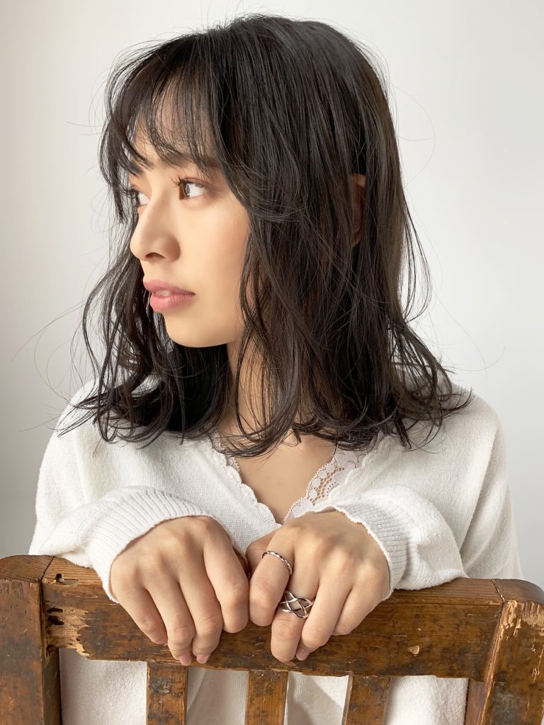 ふんわり軽め前髪とミックスパーマヘアのバランスが絶妙な女性の写真