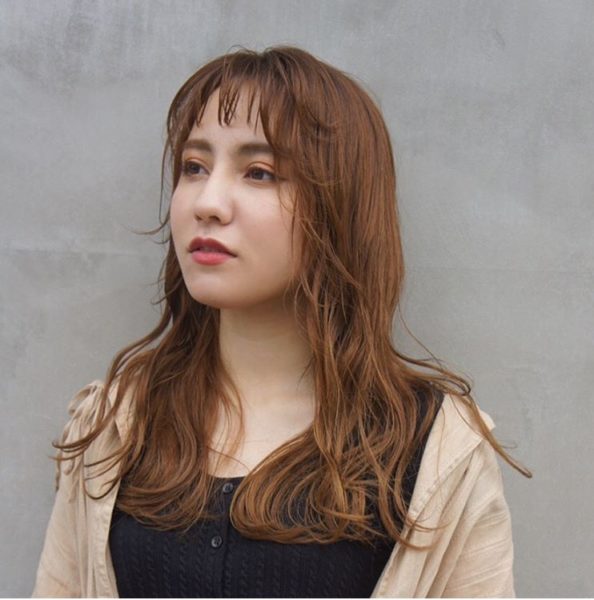 眉上の短い前髪がオシャレなロングヘアの女性の写真