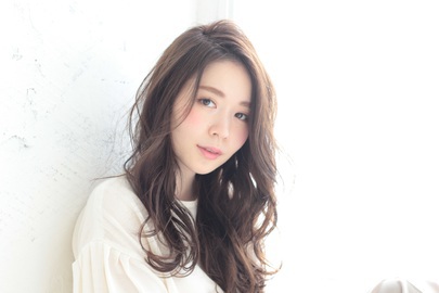 横髪と同じ長さの前髪が上品なバランスのロングヘアの女性の写真
