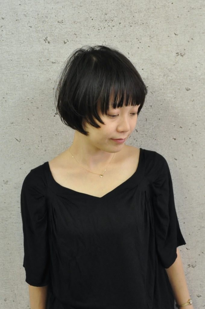 ワイド幅の前髪がクールな印象のショートボブの女性の写真