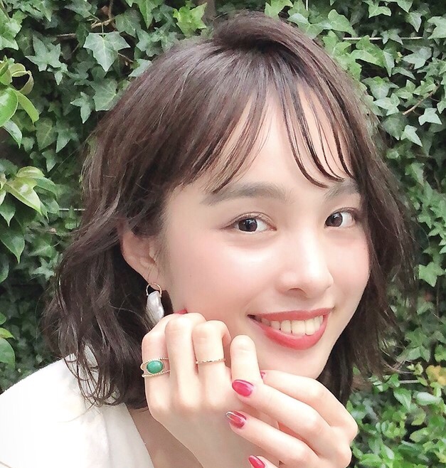 髪の量の少ない薄い前髪がオシャレな、ミディアムヘアの女性の写真