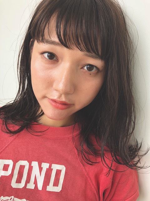 斜め分けの前髪が、かわいらしさをアップさせるロングヘアの女性の写真