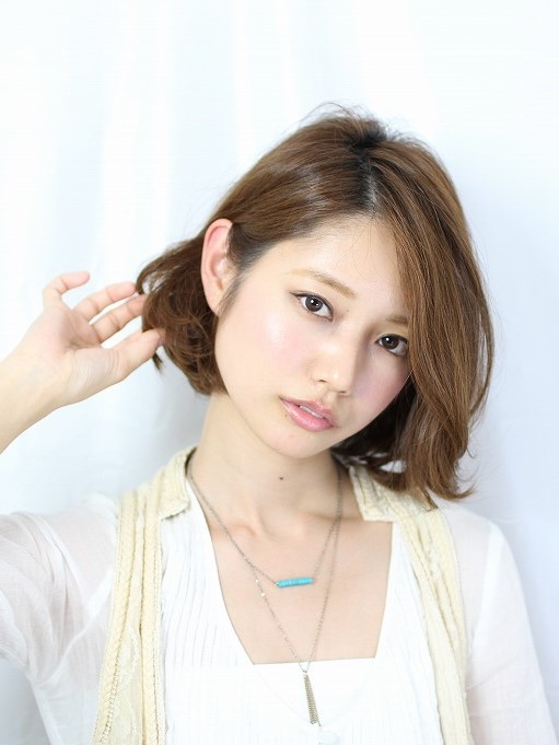 サイドと同じ長さの前髪が、神秘的なイメージを与えるボブヘアの女性の写真