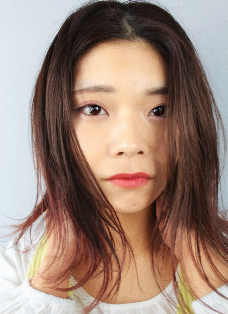 落ち着いたピンクブラウンのエアタッチスタイルの女性の写真