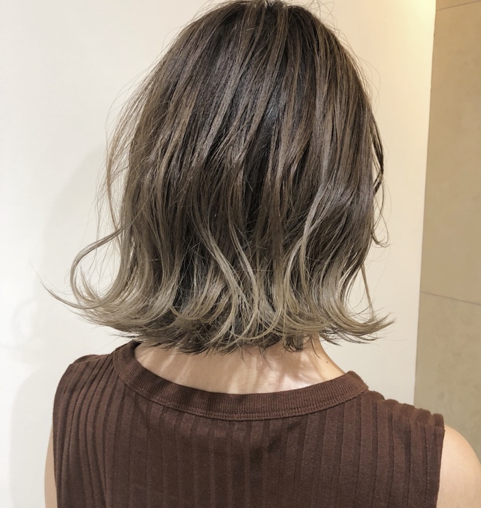 明るめアッシュのバレイヤージュをした女性の写真