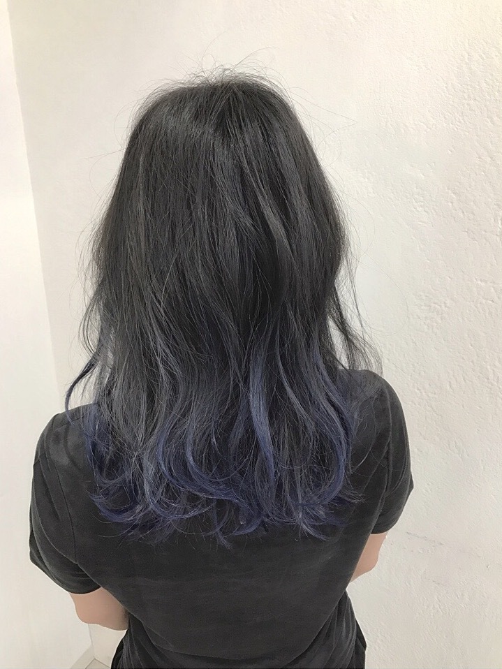 地毛に近い暗めネイビーのオンブレをした女性の写真