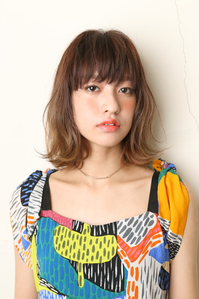 外はねミックスカールのボブヘアの女性の写真