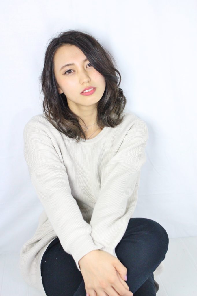 知的な雰囲気が出るしっかりミックスカールの女性の写真
