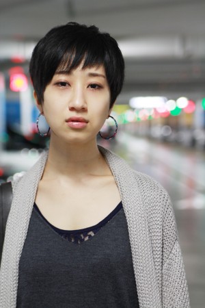 ギザギザと斜めにカットされた前髪がオシャレなショートヘアの女性の写真
