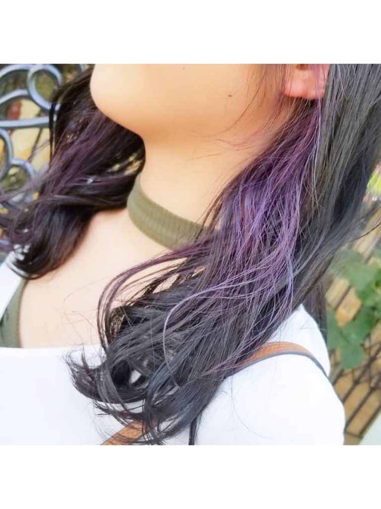耳の後ろ部分のみポイントでラベンダーカラーにした女性の写真